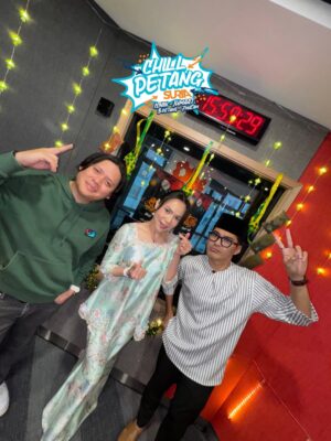Farahdhiya Instagram - Terima kasih @farahdhiya_fd sudi singgah bersama kami di konti Chill Petang Suria🧡 Cantik dan lembah lembut saja orangnya! Korang, jom dengarkan ‘Eh Ah! Raya’ di platform fav korang dan request hanya di SURIA okay🙌 

#suriamalaysia #chillpetangsuria #SuriaMuzikdanJiwa