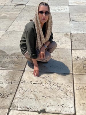 Fariba Kowsari Instagram - ⁨	⁨	هیچ پدری فراموش نمیشود
حتی اگر صد سال از رفتنش بگذرد
صبور بود‌ و آرام از جهان پر درد ما رفت 
نه زمان درد نبودنت را کم کرد
نه خاک سردی آورد 
بابت زندگی که نکرده‌ام کنارتو ،غمگینم 
جای خالیت هنوز زخم هست 
پدر عزیزم روزت در بهشت مبارک🌺⁩⁩