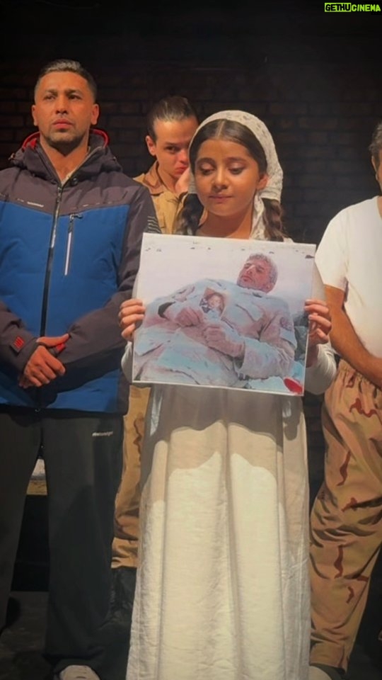 Fariba Kowsari - 22.1K Likes - .
خبرکوتاه بود و گم شد ، سرباز مرز یخ زد😔💔
این سرباز مرزی یاغیرت یه نمونه از همین مردم نجیب و باشرفه که جون‌میدن واسه اینکه کسی به این کشور چپ نگاه نکنه 
 سرباز مظلوم لب مرز هیچ ربطی به دلار و سیاست نداره،دریافتی مالیشون تو این شرایط چقدره؟خانواده هاشون چطوری زندگی میکنن؟
بعضی از مسئولین بی لیاقت به این قهرمان واقعی نگاه کنن و ببینن کیا دارن واسه این مرز جون میدن که شماها شاید خجالت بکشید و بفهمین این شرایط اقتصادی حق این مردم نیست/به خودتون بیاین و از این قهرمان های بی ادعا خجالت بکشید، از اون پسربچه ای که عکسش تو دست بابای باغیرتش یخ طد خجالت بکشید
برای اون بچه که عکسش تو دست باباش موند الان تو این سن قیمت دلار مهم‌نیست اما ای وای برای همون پسری که بزرگ‌میشه و میبینه بابای قهرمانش با عکس تو دستش یخ زد و شاید تنها امید و دلگرمیش وسط اون همه یخ و سرما یاد پسرش بود و اگه این شرایط اقتصادی ادامه پیدا کنه فقط باید خجالت بکشیم وشرمنده این بچه و این بچه ها باشیم 
#شهدا_شرمنده_ایم 😔💔
#روز_مرد #مردان_بی_ادعا #قهرمان #قهرمان_بی_ادعا