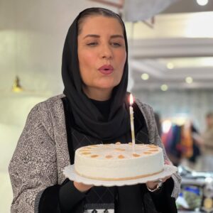 Fariba Kowsari Instagram - ⁨	⁨	روز تولدمه🎂
به سنی رسیدم که…
همش آرزو داشتم، همش میگفتم زودتر بزرگ شم 
آنقدر که زندگی پر از سختی تجربه کردم
الان تو این سن همش آرزومه کاش اینقدر بزرگ نمیشدم
چون از یه تایمی اصلا نفهمیدم چی‌شدو کی گذشت
وقتی به پشت سرم نگاه میکنم هیچکس نبود….
آره اونجا غیر از خودم هیچکس نبود
مرسی از خودم که که تونستم اون روزها رو سپری کنم❤️
چه آدمهای توی این سالها که گذشت توی زندگیم  آمدن و رفتن……….
ولی هر کدوم درس بزرگی بهم دادن….
اینکه به هیچ کسی جزخودم نه اعتماد کنم نه تکیه…..
تشکر میکنم از خودم برای سالهای قبل🙏🏻
تولدت مبارک منه قوی🎂🎂🌹🌹⁩⁩