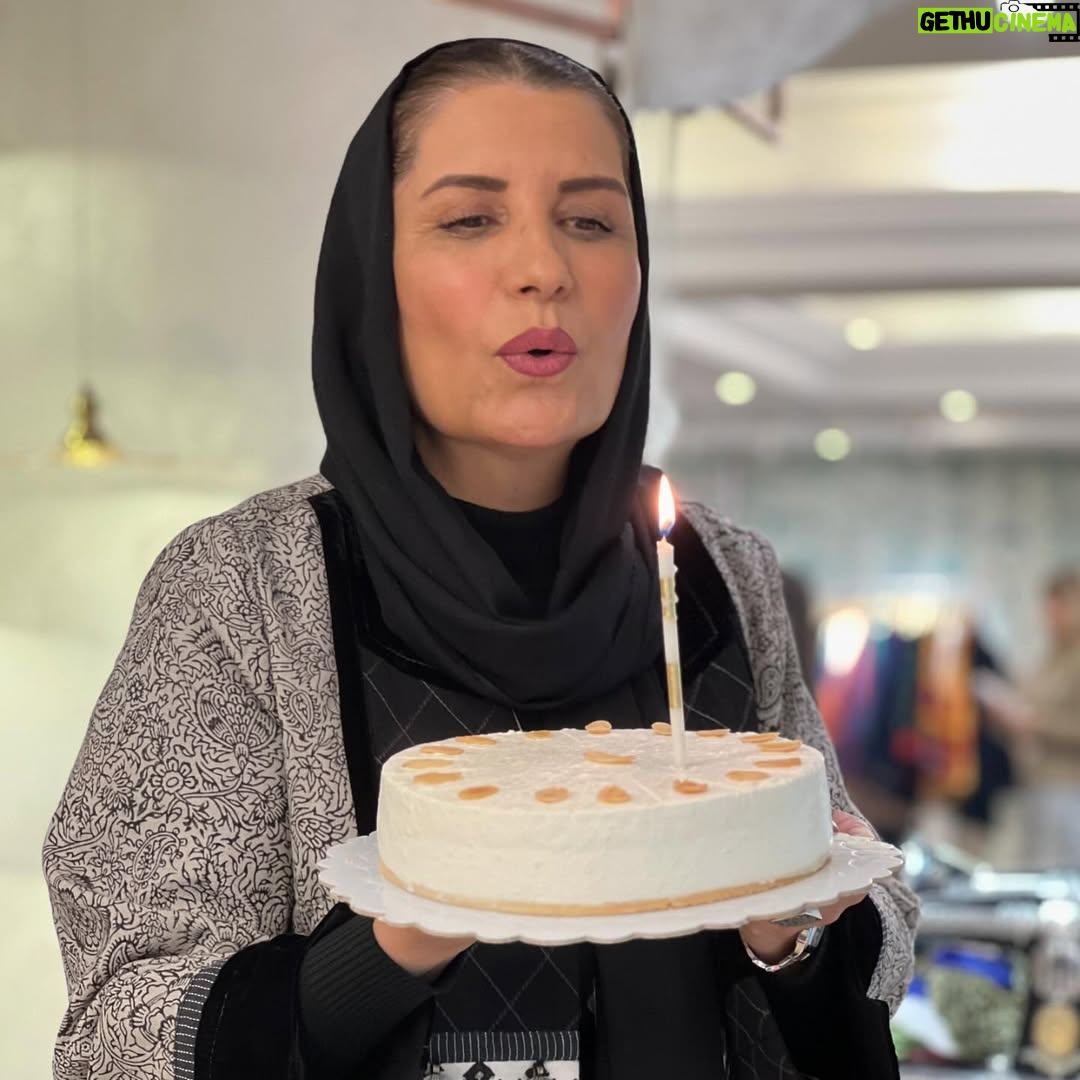 Fariba Kowsari - 54.6K Likes - ⁨	⁨	روز تولدمه🎂
به سنی رسیدم که…
همش آرزو داشتم، همش میگفتم زودتر بزرگ شم 
آنقدر که زندگی پر از سختی تجربه کردم
الان تو این سن همش آرزومه کاش اینقدر بزرگ نمیشدم
چون از یه تایمی اصلا نفهمیدم چی‌شدو کی گذشت
وقتی به پشت سرم نگاه میکنم هیچکس نبود….
آره اونجا غیر از خودم هیچکس نبود
مرسی از خودم که که تونستم اون روزها رو سپری کنم❤️
چه آدمهای توی این سالها که گذشت توی زندگیم  آمدن و رفتن……….
ولی هر کدوم درس بزرگی بهم دادن….
اینکه به هیچ کسی جزخودم نه اعتماد کنم نه تکیه…..
تشکر میکنم از خودم برای سالهای قبل🙏🏻
تولدت مبارک منه قوی🎂🎂🌹🌹⁩⁩