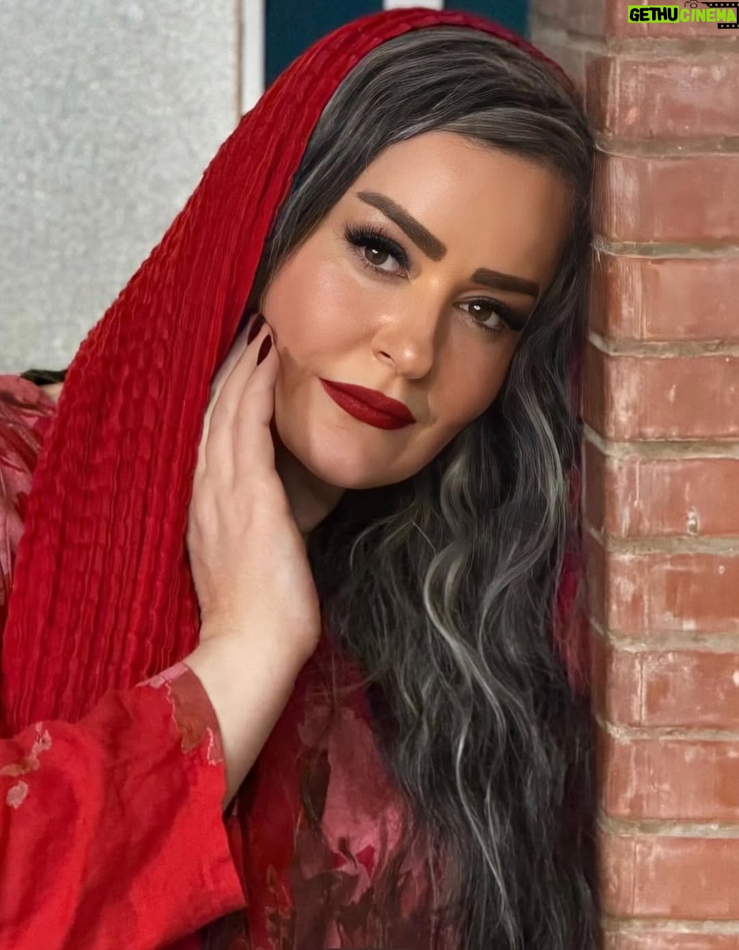 Fariba Kowsari - 55.7K Likes - ⁨	عشق تویی که رفیق منی 
این فقط یک جمله نیست 
یک جور مکث هست وسط همه شلوغی زندگی،
کهنه رفیق‌، دوست روزهای تلخ و شیرین 
با مرام و معرفت 
میدونم که با قلب مهربونت برای همه آدمهای جهان
فقط خوب میخوای یقین دارم با تلاش و پشتکاری که 
داری ‌و دل پاکت به بالاترین جایگاه میرسی چون
لایقشی…..
تو قلبی به بزرگی دریا و روحی به وسعت آسمانها داری 
امیدوارم در برگ برگ دفتر زندگیت ،فقط شادی و سلامتی 
باشه …..
رفاقت من و تو ریشه‌ای داره که هیچ طوفانی از 
جا درش نمیاره 
تولدت مبارک عزیز دل من 🎂❤️⁩