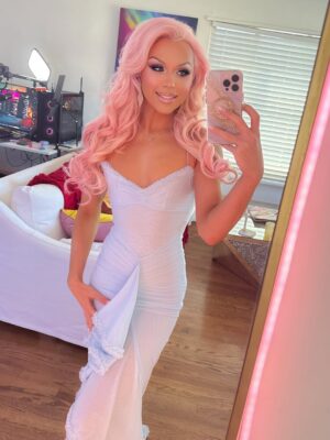 Farrah Moan Instagram - she’s 32 !🎂🎉✨ Couldn’t be happier with where my life is right now:) i had such a great time celebrating my bday on stream 💕 so thankful to have such amazing people in my life, & such an incredible community around me 💝 3 1/2 years sober and the healthiest & happiest i’ve ever been in my adult life 🫶🏻 happy birthday to me ♍️🌟✨