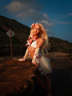 Farrah Moan Instagram - 🌸🌺until next time honolulu 🌺🌸
thank u so much to @velvethawaii for bringing me to the beautiful island of hawaii 💕 I had such a lovely time and managed to have time for a lil shoot around the island. &thank u @brahhhdahhhh.kelii for showing me around and snapping these pics ! ☀️🌴🐠🏖️