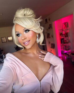 Farrah Moan Instagram - Magic mirror on the wall, who’s the fairest of them all? 👑💎✨👠 Hot girl walk with @sugarsworld @callmespice on their YouTube !