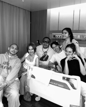 Febby Rastanty Instagram - Anak baik kesayangan semua orang, sekarang udah gak sakit lagi ya vid 🤗 Gelap nya udah lewat, sekarang udah datang “terang” yang abadi. Istirahat ya vidiii. Bobo yang nyenyak. Ini satu indonesia nangisin lo, sampe langit pun ikutan. Ujan deres beb rumah lo. Tapi tetep rame banget yang dateng dan doain lo, biarpun harus basah kuyup. Banyak yang sayang vidiiii soalnya! Seneng banget febby bisa ketemu sebentar kemarin. Biar pun gak sempet ngobrol tapi semoga lo denger suara-suara kita semua ya. Tapi gw lebih seneng lagi, tau lo pergi dengan senyuman di wajah lo. MasyaAllah, pasti lo bahagia ya vid diatas sana. 🤍 @vidialdiano 

Turut berduka untuk cewek kuat sejagat raya, @sheiladaisha, om harry, tante princess besba, diva, vadi, tayara & vina! Semoga selalu diberikan kekuatan & ketabahan. Aamiin. Peluk eraat!