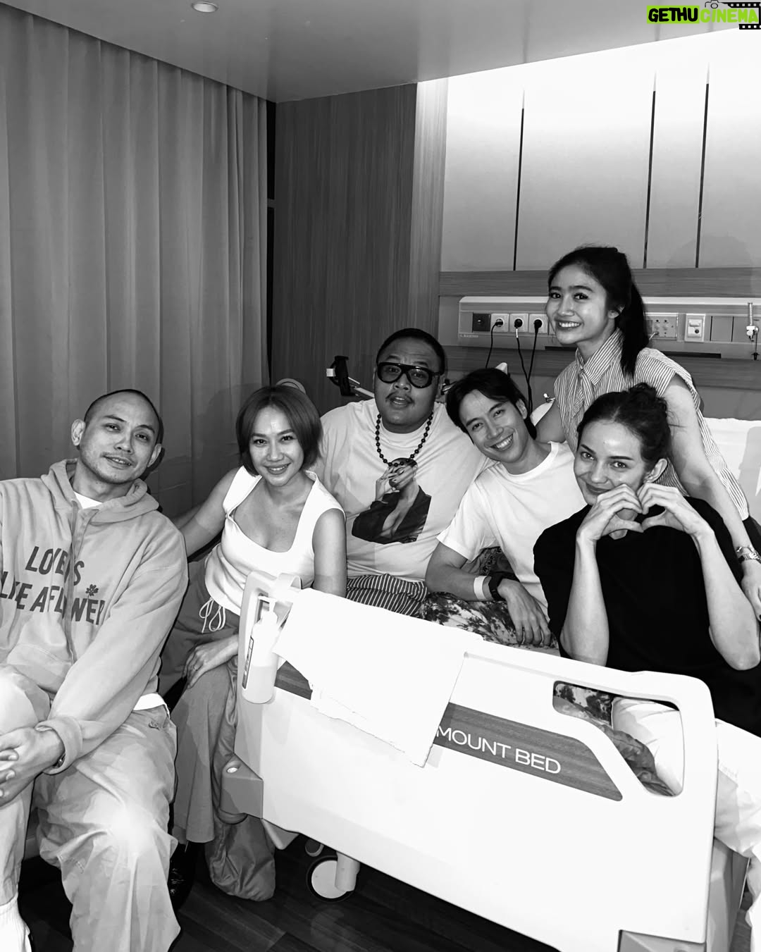 Febby Rastanty - 0.9 Million Likes - Anak baik kesayangan semua orang, sekarang udah gak sakit lagi ya vid 🤗 Gelap nya udah lewat, sekarang udah datang “terang” yang abadi. Istirahat ya vidiii. Bobo yang nyenyak. Ini satu indonesia nangisin lo, sampe langit pun ikutan. Ujan deres beb rumah lo. Tapi tetep rame banget yang dateng dan doain lo, biarpun harus basah kuyup. Banyak yang sayang vidiiii soalnya! Seneng banget febby bisa ketemu sebentar kemarin. Biar pun gak sempet ngobrol tapi semoga lo denger suara-suara kita semua ya. Tapi gw lebih seneng lagi, tau lo pergi dengan senyuman di wajah lo. MasyaAllah, pasti lo bahagia ya vid diatas sana. 🤍 @vidialdiano 

Turut berduka untuk cewek kuat sejagat raya, @sheiladaisha, om harry, tante princess besba, diva, vadi, tayara & vina! Semoga selalu diberikan kekuatan & ketabahan. Aamiin. Peluk eraat!