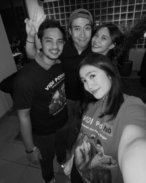 Febby Rastanty Instagram - Anak baik kesayangan semua orang, sekarang udah gak sakit lagi ya vid 🤗 Gelap nya udah lewat, sekarang udah datang “terang” yang abadi. Istirahat ya vidiii. Bobo yang nyenyak. Ini satu indonesia nangisin lo, sampe langit pun ikutan. Ujan deres beb rumah lo. Tapi tetep rame banget yang dateng dan doain lo, biarpun harus basah kuyup. Banyak yang sayang vidiiii soalnya! Seneng banget febby bisa ketemu sebentar kemarin. Biar pun gak sempet ngobrol tapi semoga lo denger suara-suara kita semua ya. Tapi gw lebih seneng lagi, tau lo pergi dengan senyuman di wajah lo. MasyaAllah, pasti lo bahagia ya vid diatas sana. 🤍 @vidialdiano 

Turut berduka untuk cewek kuat sejagat raya, @sheiladaisha, om harry, tante princess besba, diva, vadi, tayara & vina! Semoga selalu diberikan kekuatan & ketabahan. Aamiin. Peluk eraat!