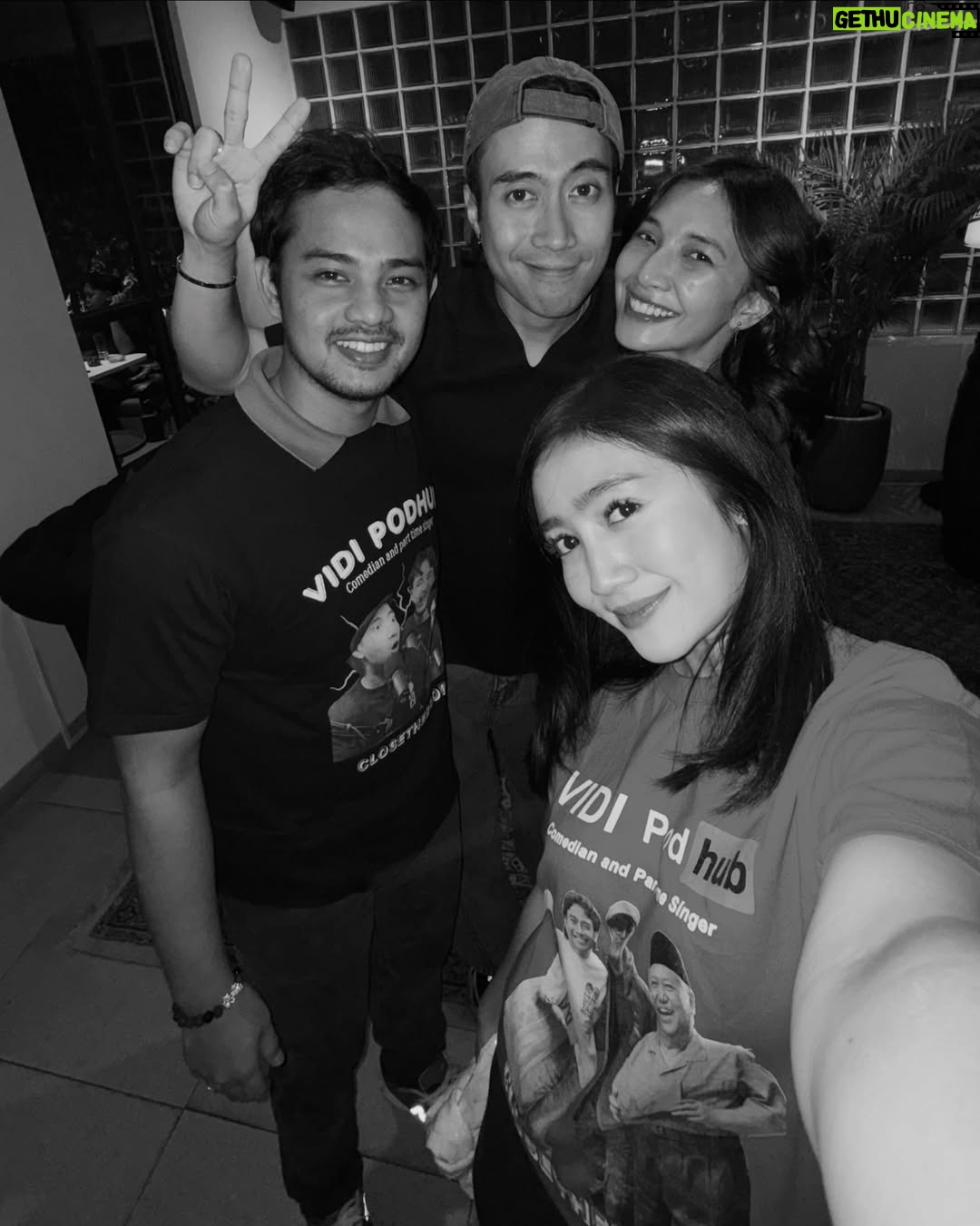 Febby Rastanty - 0.9 Million Likes - Anak baik kesayangan semua orang, sekarang udah gak sakit lagi ya vid 🤗 Gelap nya udah lewat, sekarang udah datang “terang” yang abadi. Istirahat ya vidiii. Bobo yang nyenyak. Ini satu indonesia nangisin lo, sampe langit pun ikutan. Ujan deres beb rumah lo. Tapi tetep rame banget yang dateng dan doain lo, biarpun harus basah kuyup. Banyak yang sayang vidiiii soalnya! Seneng banget febby bisa ketemu sebentar kemarin. Biar pun gak sempet ngobrol tapi semoga lo denger suara-suara kita semua ya. Tapi gw lebih seneng lagi, tau lo pergi dengan senyuman di wajah lo. MasyaAllah, pasti lo bahagia ya vid diatas sana. 🤍 @vidialdiano 

Turut berduka untuk cewek kuat sejagat raya, @sheiladaisha, om harry, tante princess besba, diva, vadi, tayara & vina! Semoga selalu diberikan kekuatan & ketabahan. Aamiin. Peluk eraat!
