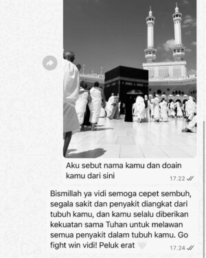 Febby Rastanty Instagram - Anak baik kesayangan semua orang, sekarang udah gak sakit lagi ya vid 🤗 Gelap nya udah lewat, sekarang udah datang “terang” yang abadi. Istirahat ya vidiii. Bobo yang nyenyak. Ini satu indonesia nangisin lo, sampe langit pun ikutan. Ujan deres beb rumah lo. Tapi tetep rame banget yang dateng dan doain lo, biarpun harus basah kuyup. Banyak yang sayang vidiiii soalnya! Seneng banget febby bisa ketemu sebentar kemarin. Biar pun gak sempet ngobrol tapi semoga lo denger suara-suara kita semua ya. Tapi gw lebih seneng lagi, tau lo pergi dengan senyuman di wajah lo. MasyaAllah, pasti lo bahagia ya vid diatas sana. 🤍 @vidialdiano 

Turut berduka untuk cewek kuat sejagat raya, @sheiladaisha, om harry, tante princess besba, diva, vadi, tayara & vina! Semoga selalu diberikan kekuatan & ketabahan. Aamiin. Peluk eraat!