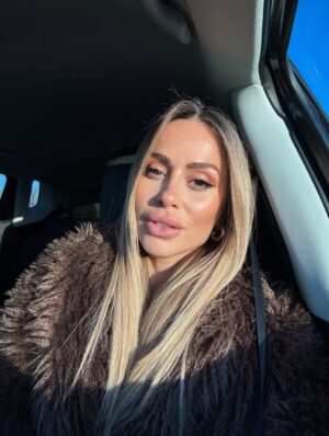 Federica Morello Instagram - Ciao 2025 💫
Un anno che mi ha messa alla prova, mi ha fatta crescere e mi ha ricordato chi sono davvero.
Nel 2025 ho lavorato tanto, ho costruito, ho rischiato.
Ho portato avanti la mia agenzia, i miei progetti, i miei sogni.
Sono tornata ad allenarmi, a credere nel mio corpo e nella mia forza. Ho conosciuto persone straordinarie, altre le ho lasciate andare. Ho imparato che non tutto va salvato, ma tutto insegna.
È stato un anno di consapevolezza, non di comfort.
Di scelte difficili, ma necessarie.
Di verità dette a voce alta, anche quando facevano paura.
Grazie 2025, perché mi hai resa più lucida, più selettiva, più me stessa.
Il 2026 mi aspetta con molto di più:
più concretezza, più equilibrio, più amore vero.
Nuovi progetti, nuove sfide, nuovi traguardi.
E la stessa fame di sempre, ma con una direzione ancora più chiara. Avanti tutta 🤍