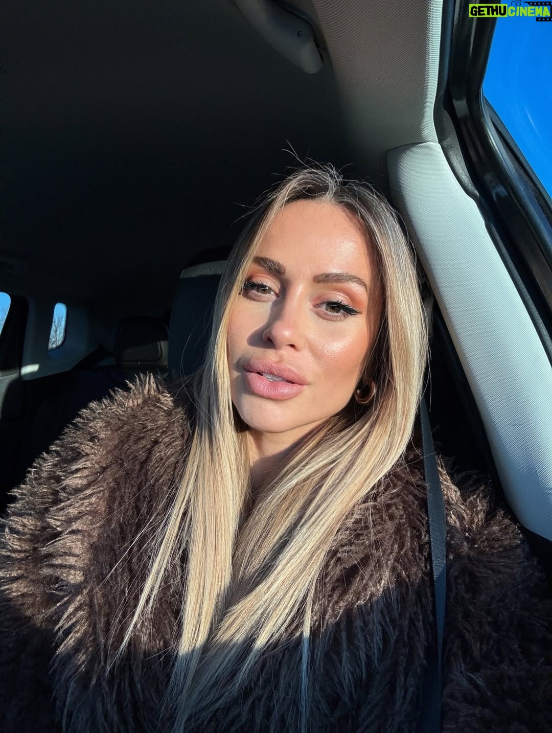 Federica Morello - 7K Likes - Ciao 2025 💫
Un anno che mi ha messa alla prova, mi ha fatta crescere e mi ha ricordato chi sono davvero.
Nel 2025 ho lavorato tanto, ho costruito, ho rischiato.
Ho portato avanti la mia agenzia, i miei progetti, i miei sogni.
Sono tornata ad allenarmi, a credere nel mio corpo e nella mia forza. Ho conosciuto persone straordinarie, altre le ho lasciate andare. Ho imparato che non tutto va salvato, ma tutto insegna.
È stato un anno di consapevolezza, non di comfort.
Di scelte difficili, ma necessarie.
Di verità dette a voce alta, anche quando facevano paura.
Grazie 2025, perché mi hai resa più lucida, più selettiva, più me stessa.
Il 2026 mi aspetta con molto di più:
più concretezza, più equilibrio, più amore vero.
Nuovi progetti, nuove sfide, nuovi traguardi.
E la stessa fame di sempre, ma con una direzione ancora più chiara. Avanti tutta 🤍