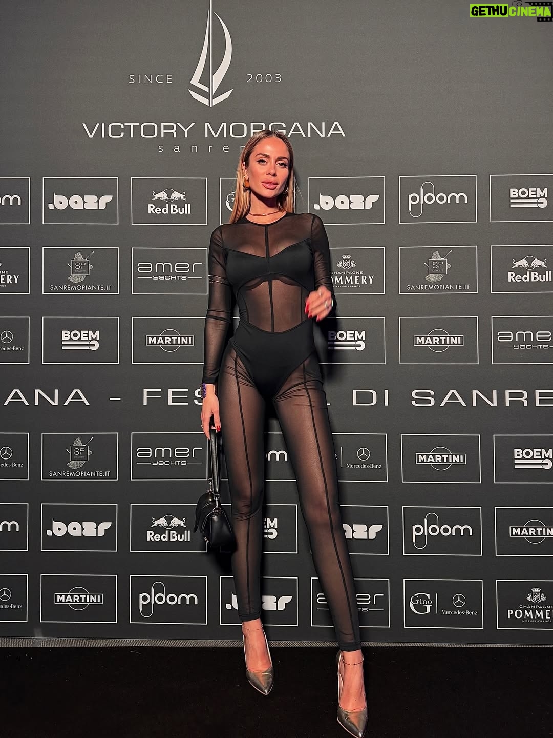 Federica Morello - 7K Likes - Ciao 2025 💫
Un anno che mi ha messa alla prova, mi ha fatta crescere e mi ha ricordato chi sono davvero.
Nel 2025 ho lavorato tanto, ho costruito, ho rischiato.
Ho portato avanti la mia agenzia, i miei progetti, i miei sogni.
Sono tornata ad allenarmi, a credere nel mio corpo e nella mia forza. Ho conosciuto persone straordinarie, altre le ho lasciate andare. Ho imparato che non tutto va salvato, ma tutto insegna.
È stato un anno di consapevolezza, non di comfort.
Di scelte difficili, ma necessarie.
Di verità dette a voce alta, anche quando facevano paura.
Grazie 2025, perché mi hai resa più lucida, più selettiva, più me stessa.
Il 2026 mi aspetta con molto di più:
più concretezza, più equilibrio, più amore vero.
Nuovi progetti, nuove sfide, nuovi traguardi.
E la stessa fame di sempre, ma con una direzione ancora più chiara. Avanti tutta 🤍