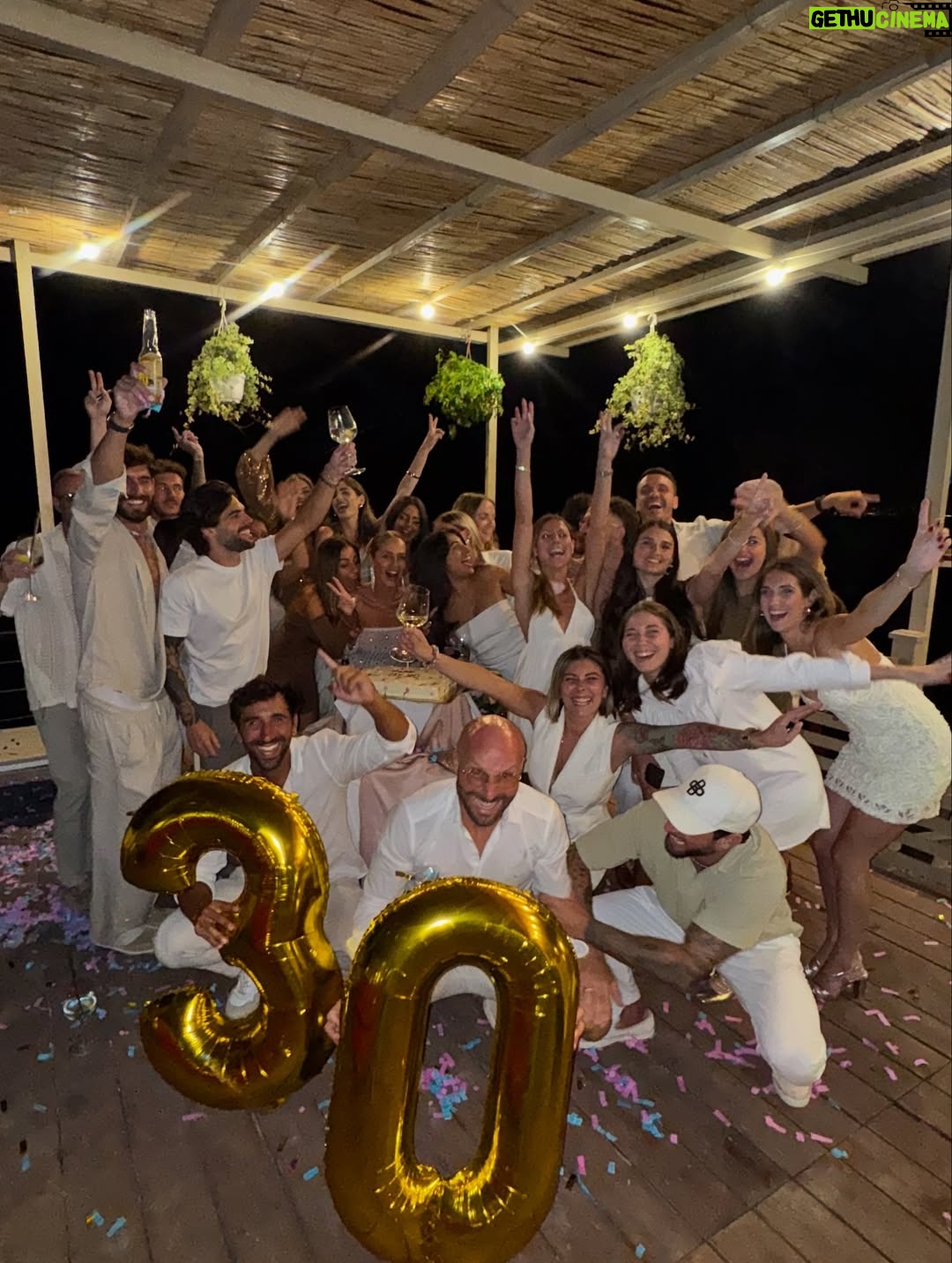 Federica Morello - 7K Likes - Ciao 2025 💫
Un anno che mi ha messa alla prova, mi ha fatta crescere e mi ha ricordato chi sono davvero.
Nel 2025 ho lavorato tanto, ho costruito, ho rischiato.
Ho portato avanti la mia agenzia, i miei progetti, i miei sogni.
Sono tornata ad allenarmi, a credere nel mio corpo e nella mia forza. Ho conosciuto persone straordinarie, altre le ho lasciate andare. Ho imparato che non tutto va salvato, ma tutto insegna.
È stato un anno di consapevolezza, non di comfort.
Di scelte difficili, ma necessarie.
Di verità dette a voce alta, anche quando facevano paura.
Grazie 2025, perché mi hai resa più lucida, più selettiva, più me stessa.
Il 2026 mi aspetta con molto di più:
più concretezza, più equilibrio, più amore vero.
Nuovi progetti, nuove sfide, nuovi traguardi.
E la stessa fame di sempre, ma con una direzione ancora più chiara. Avanti tutta 🤍