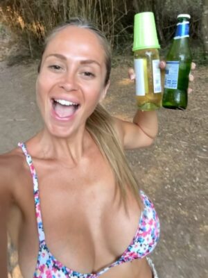 Federica Morello Instagram - Ciao 2025 💫
Un anno che mi ha messa alla prova, mi ha fatta crescere e mi ha ricordato chi sono davvero.
Nel 2025 ho lavorato tanto, ho costruito, ho rischiato.
Ho portato avanti la mia agenzia, i miei progetti, i miei sogni.
Sono tornata ad allenarmi, a credere nel mio corpo e nella mia forza. Ho conosciuto persone straordinarie, altre le ho lasciate andare. Ho imparato che non tutto va salvato, ma tutto insegna.
È stato un anno di consapevolezza, non di comfort.
Di scelte difficili, ma necessarie.
Di verità dette a voce alta, anche quando facevano paura.
Grazie 2025, perché mi hai resa più lucida, più selettiva, più me stessa.
Il 2026 mi aspetta con molto di più:
più concretezza, più equilibrio, più amore vero.
Nuovi progetti, nuove sfide, nuovi traguardi.
E la stessa fame di sempre, ma con una direzione ancora più chiara. Avanti tutta 🤍