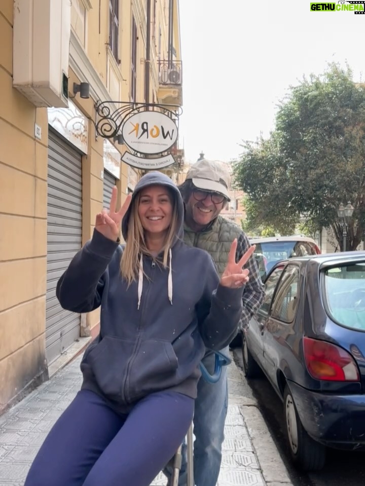 Federica Morello - 7K Likes - Ciao 2025 💫
Un anno che mi ha messa alla prova, mi ha fatta crescere e mi ha ricordato chi sono davvero.
Nel 2025 ho lavorato tanto, ho costruito, ho rischiato.
Ho portato avanti la mia agenzia, i miei progetti, i miei sogni.
Sono tornata ad allenarmi, a credere nel mio corpo e nella mia forza. Ho conosciuto persone straordinarie, altre le ho lasciate andare. Ho imparato che non tutto va salvato, ma tutto insegna.
È stato un anno di consapevolezza, non di comfort.
Di scelte difficili, ma necessarie.
Di verità dette a voce alta, anche quando facevano paura.
Grazie 2025, perché mi hai resa più lucida, più selettiva, più me stessa.
Il 2026 mi aspetta con molto di più:
più concretezza, più equilibrio, più amore vero.
Nuovi progetti, nuove sfide, nuovi traguardi.
E la stessa fame di sempre, ma con una direzione ancora più chiara. Avanti tutta 🤍