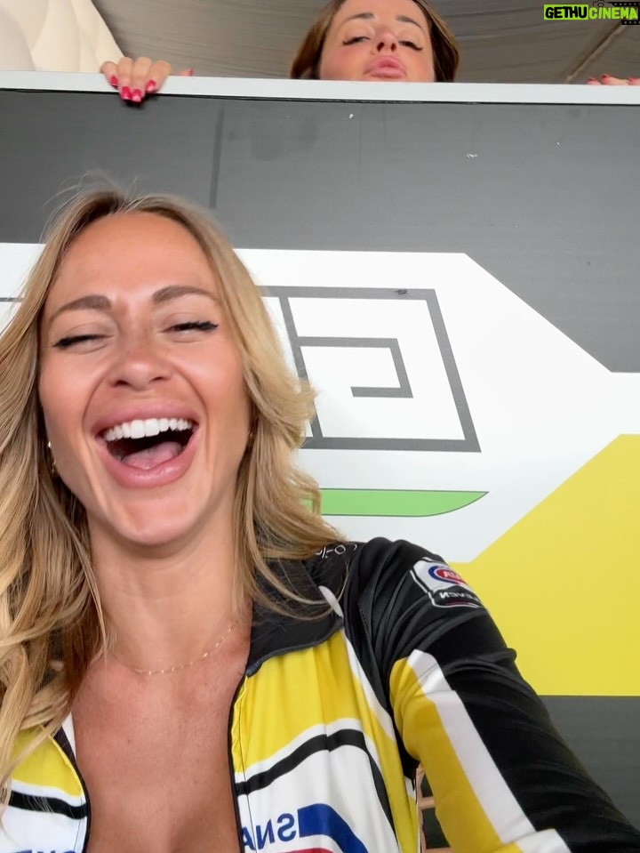 Federica Morello - 7K Likes - Ciao 2025 💫
Un anno che mi ha messa alla prova, mi ha fatta crescere e mi ha ricordato chi sono davvero.
Nel 2025 ho lavorato tanto, ho costruito, ho rischiato.
Ho portato avanti la mia agenzia, i miei progetti, i miei sogni.
Sono tornata ad allenarmi, a credere nel mio corpo e nella mia forza. Ho conosciuto persone straordinarie, altre le ho lasciate andare. Ho imparato che non tutto va salvato, ma tutto insegna.
È stato un anno di consapevolezza, non di comfort.
Di scelte difficili, ma necessarie.
Di verità dette a voce alta, anche quando facevano paura.
Grazie 2025, perché mi hai resa più lucida, più selettiva, più me stessa.
Il 2026 mi aspetta con molto di più:
più concretezza, più equilibrio, più amore vero.
Nuovi progetti, nuove sfide, nuovi traguardi.
E la stessa fame di sempre, ma con una direzione ancora più chiara. Avanti tutta 🤍