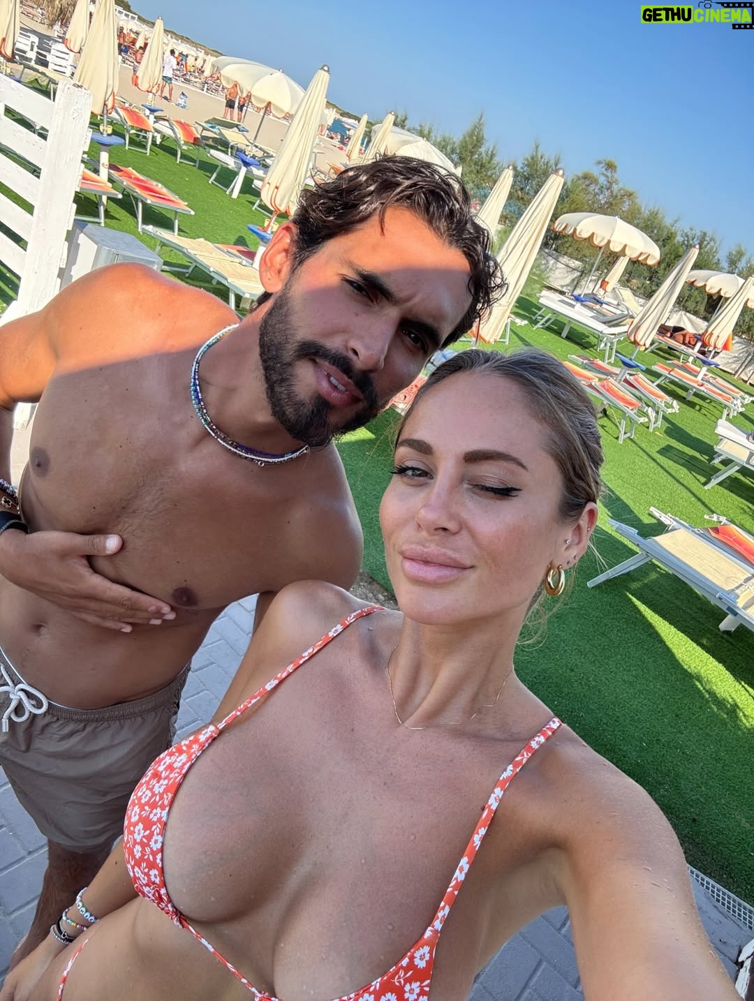 Federica Morello - 7K Likes - Ciao 2025 💫
Un anno che mi ha messa alla prova, mi ha fatta crescere e mi ha ricordato chi sono davvero.
Nel 2025 ho lavorato tanto, ho costruito, ho rischiato.
Ho portato avanti la mia agenzia, i miei progetti, i miei sogni.
Sono tornata ad allenarmi, a credere nel mio corpo e nella mia forza. Ho conosciuto persone straordinarie, altre le ho lasciate andare. Ho imparato che non tutto va salvato, ma tutto insegna.
È stato un anno di consapevolezza, non di comfort.
Di scelte difficili, ma necessarie.
Di verità dette a voce alta, anche quando facevano paura.
Grazie 2025, perché mi hai resa più lucida, più selettiva, più me stessa.
Il 2026 mi aspetta con molto di più:
più concretezza, più equilibrio, più amore vero.
Nuovi progetti, nuove sfide, nuovi traguardi.
E la stessa fame di sempre, ma con una direzione ancora più chiara. Avanti tutta 🤍
