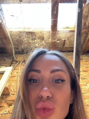 Federica Morello Instagram - Ciao 2025 💫
Un anno che mi ha messa alla prova, mi ha fatta crescere e mi ha ricordato chi sono davvero.
Nel 2025 ho lavorato tanto, ho costruito, ho rischiato.
Ho portato avanti la mia agenzia, i miei progetti, i miei sogni.
Sono tornata ad allenarmi, a credere nel mio corpo e nella mia forza. Ho conosciuto persone straordinarie, altre le ho lasciate andare. Ho imparato che non tutto va salvato, ma tutto insegna.
È stato un anno di consapevolezza, non di comfort.
Di scelte difficili, ma necessarie.
Di verità dette a voce alta, anche quando facevano paura.
Grazie 2025, perché mi hai resa più lucida, più selettiva, più me stessa.
Il 2026 mi aspetta con molto di più:
più concretezza, più equilibrio, più amore vero.
Nuovi progetti, nuove sfide, nuovi traguardi.
E la stessa fame di sempre, ma con una direzione ancora più chiara. Avanti tutta 🤍