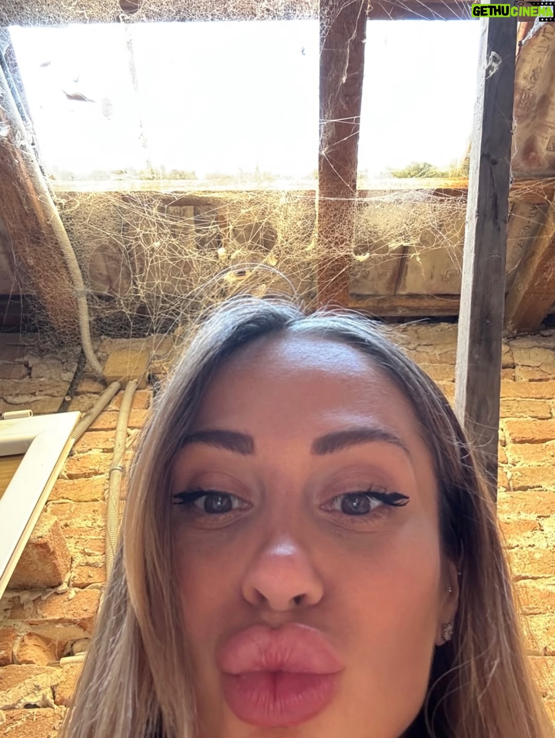 Federica Morello - 7K Likes - Ciao 2025 💫
Un anno che mi ha messa alla prova, mi ha fatta crescere e mi ha ricordato chi sono davvero.
Nel 2025 ho lavorato tanto, ho costruito, ho rischiato.
Ho portato avanti la mia agenzia, i miei progetti, i miei sogni.
Sono tornata ad allenarmi, a credere nel mio corpo e nella mia forza. Ho conosciuto persone straordinarie, altre le ho lasciate andare. Ho imparato che non tutto va salvato, ma tutto insegna.
È stato un anno di consapevolezza, non di comfort.
Di scelte difficili, ma necessarie.
Di verità dette a voce alta, anche quando facevano paura.
Grazie 2025, perché mi hai resa più lucida, più selettiva, più me stessa.
Il 2026 mi aspetta con molto di più:
più concretezza, più equilibrio, più amore vero.
Nuovi progetti, nuove sfide, nuovi traguardi.
E la stessa fame di sempre, ma con una direzione ancora più chiara. Avanti tutta 🤍