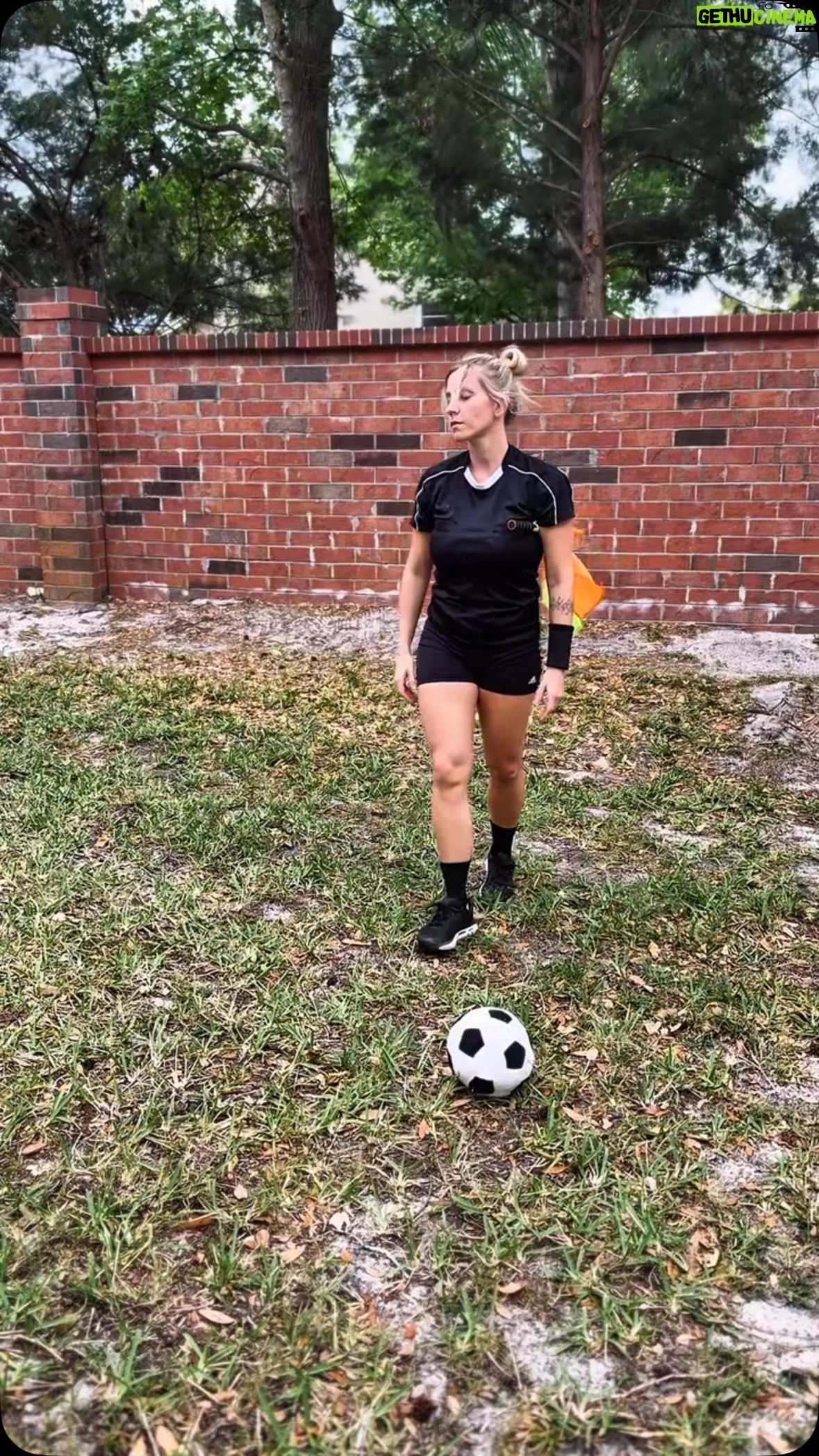 Fernanda Colombo - 20.1K Likes - Acontece com vocês também? 🤣
.
#carioca #final #bandeirinha