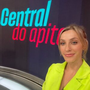 Fernanda Colombo Instagram - Quando eu era pequena olhava pra TV e uma coisa me intrigava: “Como pode caber tanta gente ali dentro? Existem pessoinhas muuuito pequenas kkk” Quanta magia! E não é que eu também me tornei uma dessas pessoinhas 😱🤩 Parabéns @tvglobo pelos 60 anos.