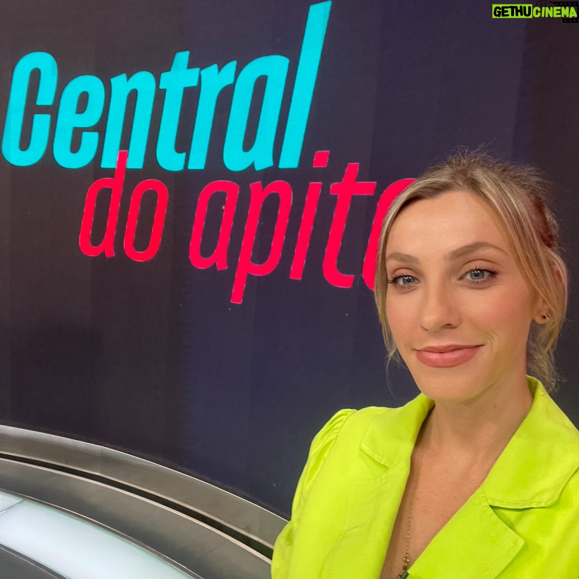 Fernanda Colombo - 6.9K Likes - Quando eu era pequena olhava pra TV e uma coisa me intrigava: “Como pode caber tanta gente ali dentro? Existem pessoinhas muuuito pequenas kkk” Quanta magia! E não é que eu também me tornei uma dessas pessoinhas 😱🤩 Parabéns @tvglobo pelos 60 anos.