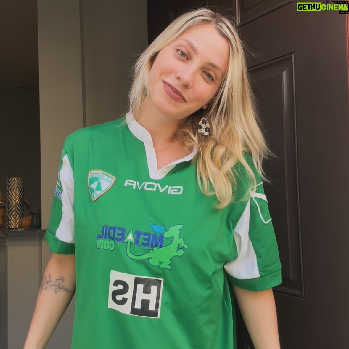 Fernanda Colombo - 11.5K Likes - Qual camisa você mais gostou?⚽️ 1, 2 ou 3?
Eu tenho muuuita camisa de futebol aqui em casa, vou começar a usar uma por dia e compartilhar aqui com vcs 😜
