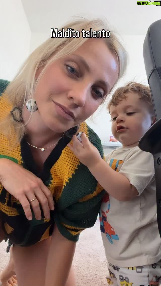 Fernanda Colombo - 5.8K Likes - Samba ensinado desde cedo. Aqui é formação de base 🤩🤣