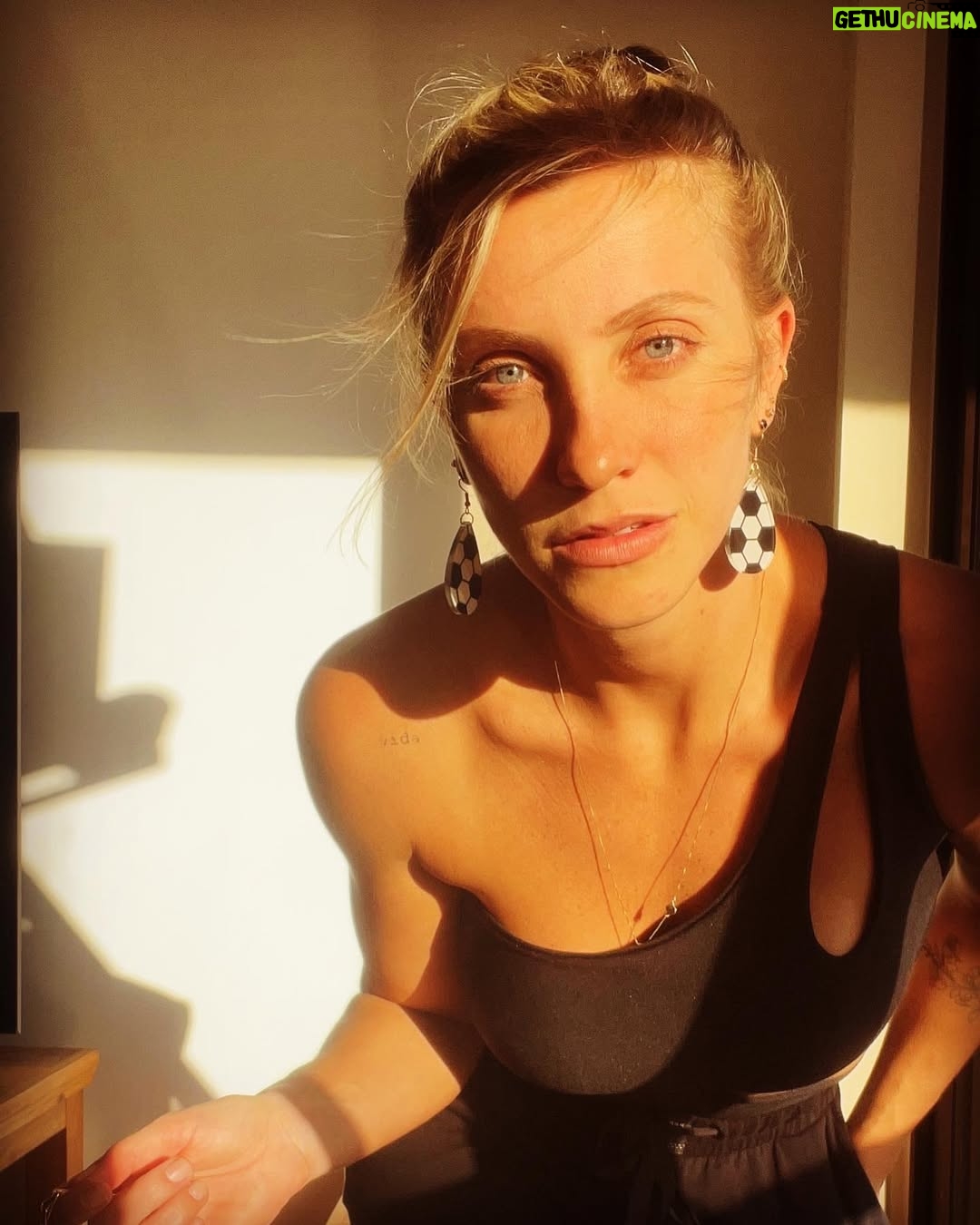 Fernanda Colombo - 6.5K Likes - Quem mais respira futebol por aí? ⚽️ 🇧🇷
