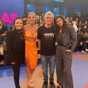 Fernanda Colombo Instagram - Quando eu era pequena olhava pra TV e uma coisa me intrigava: “Como pode caber tanta gente ali dentro? Existem pessoinhas muuuito pequenas kkk” Quanta magia! E não é que eu também me tornei uma dessas pessoinhas 😱🤩 Parabéns @tvglobo pelos 60 anos.