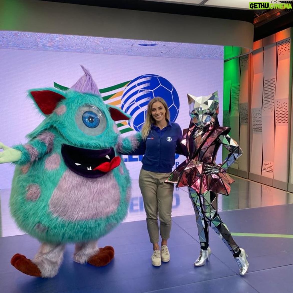 Fernanda Colombo - 6.9K Likes - Quando eu era pequena olhava pra TV e uma coisa me intrigava: “Como pode caber tanta gente ali dentro? Existem pessoinhas muuuito pequenas kkk” Quanta magia! E não é que eu também me tornei uma dessas pessoinhas 😱🤩 Parabéns @tvglobo pelos 60 anos.