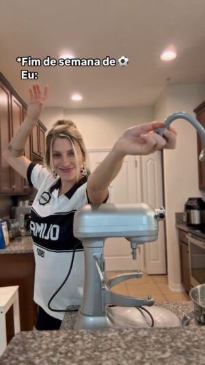 Fernanda Colombo Instagram - Já tô pronta pro final de semana⚽️ 😋 Gostaram da minha camisa?
.
Essa massa fica boa com qualquer recheio, doce ou salgado:
- 300ml de leite
- 10g de fermento biológico
- 2 🥄 de açúcar 
- 1 ovo
- 1 pitada generosa de sal
- Farinha de trigo até formar uma massa que desgrude do bowl (coloque aos poucos)
- 50g de manteiga gelada
-1 gema pra pincelar
.
Bata todos os ingredientes e por último adicione a manteiga gelada aos poucos.
Deixe a massa dobrar de volume. Abra a massa e use o recheio da sua preferencia. Pincele com uma gema. Asse a 220•C por 25min ou até dourar. 
.
Fiz esses recheio:
- peito de peru com queijo
- carne moída com tempero árabe (canela, cravo, hortelã e limão)
- mini calabresa com queijo