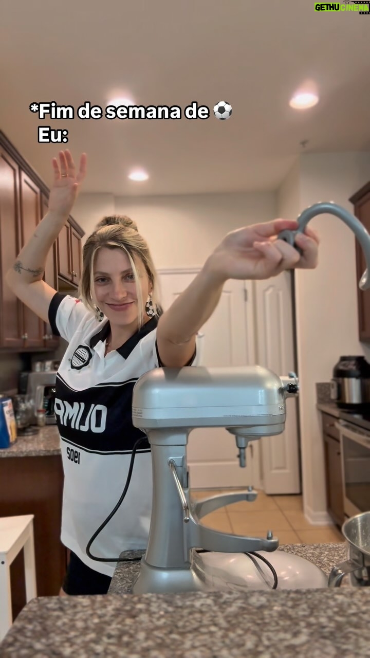 Fernanda Colombo - 6.4K Likes - Já tô pronta pro final de semana⚽️ 😋 Gostaram da minha camisa?
.
Essa massa fica boa com qualquer recheio, doce ou salgado:
- 300ml de leite
- 10g de fermento biológico
- 2 🥄 de açúcar 
- 1 ovo
- 1 pitada generosa de sal
- Farinha de trigo até formar uma massa que desgrude do bowl (coloque aos poucos)
- 50g de manteiga gelada
-1 gema pra pincelar
.
Bata todos os ingredientes e por último adicione a manteiga gelada aos poucos.
Deixe a massa dobrar de volume. Abra a massa e use o recheio da sua preferencia. Pincele com uma gema. Asse a 220•C por 25min ou até dourar. 
.
Fiz esses recheio:
- peito de peru com queijo
- carne moída com tempero árabe (canela, cravo, hortelã e limão)
- mini calabresa com queijo