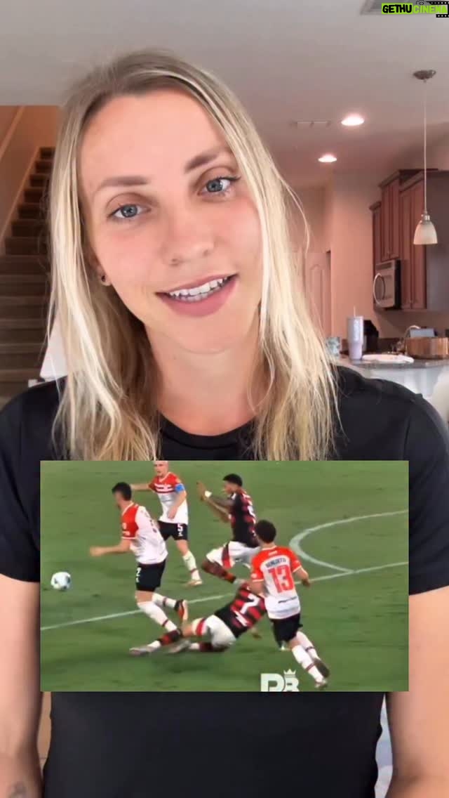 Fernanda Colombo - 8.9K Likes - Minha opinião é essa, erro em campo e erro na cabine! Sim, esse lance poderia ter sido revisado pelo VAR. Agora quero saber a opinião de vocês!