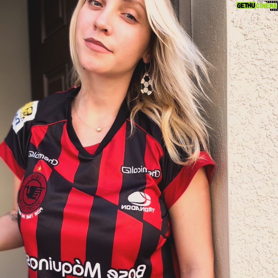 Fernanda Colombo - 11.5K Likes - Qual camisa você mais gostou?⚽️ 1, 2 ou 3?
Eu tenho muuuita camisa de futebol aqui em casa, vou começar a usar uma por dia e compartilhar aqui com vcs 😜