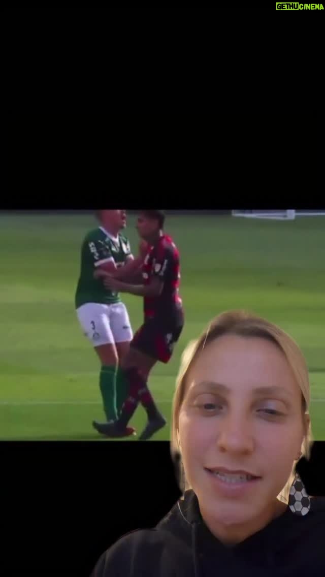 Fernanda Colombo - 7.7K Likes - Na bola parada essa atitude é uma conduta violenta e conduta violenta é pra vermelho. Fato! Mas por que não chamou? Acho que é porque aos 11min teve uma entrada do Veiga no Carrascal, que ficou só no amarelo. ‼️ os dois lances são diferentes! 
#pulgar #libertadores #arbitragem
