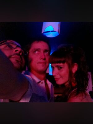 Fernanda Metilli Instagram - Encontré fotos de Enero 2012 
.
Por donde arrancamos ? 🤣 
.
Temporada de “Stand Up a toda Costa” con mis  amigos del alma @luchomellera @pablitomazzola @liomarcuss y mi amiga “Plumerete” @thelmademarchi ♥️ 
.
En algunas de las fotos estoy un poquito en pedo , pero no voy a decir en cual 
.
Lucho 👉 está x AGOTAR otro Movistar (apúrate a comprar entradas ) 
.
Pablito 👉 Está x arrancar nuevo Taller  de Stand Up (inscribite ) 
.
Thelma da clases de 🎭 en Teatro Nun (Seguila y anótate) 
.
Con Lío no hacemos más stand Up PERO SIEMPRE ESTAMOS X VOLVER 🤣