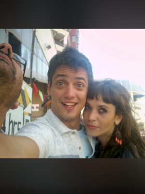 Fernanda Metilli Instagram - Encontré fotos de Enero 2012 
.
Por donde arrancamos ? 🤣 
.
Temporada de “Stand Up a toda Costa” con mis  amigos del alma @luchomellera @pablitomazzola @liomarcuss y mi amiga “Plumerete” @thelmademarchi ♥️ 
.
En algunas de las fotos estoy un poquito en pedo , pero no voy a decir en cual 
.
Lucho 👉 está x AGOTAR otro Movistar (apúrate a comprar entradas ) 
.
Pablito 👉 Está x arrancar nuevo Taller  de Stand Up (inscribite ) 
.
Thelma da clases de 🎭 en Teatro Nun (Seguila y anótate) 
.
Con Lío no hacemos más stand Up PERO SIEMPRE ESTAMOS X VOLVER 🤣