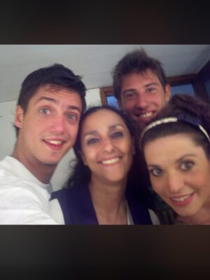 Fernanda Metilli Instagram - Encontré fotos de Enero 2012 
.
Por donde arrancamos ? 🤣 
.
Temporada de “Stand Up a toda Costa” con mis  amigos del alma @luchomellera @pablitomazzola @liomarcuss y mi amiga “Plumerete” @thelmademarchi ♥️ 
.
En algunas de las fotos estoy un poquito en pedo , pero no voy a decir en cual 
.
Lucho 👉 está x AGOTAR otro Movistar (apúrate a comprar entradas ) 
.
Pablito 👉 Está x arrancar nuevo Taller  de Stand Up (inscribite ) 
.
Thelma da clases de 🎭 en Teatro Nun (Seguila y anótate) 
.
Con Lío no hacemos más stand Up PERO SIEMPRE ESTAMOS X VOLVER 🤣