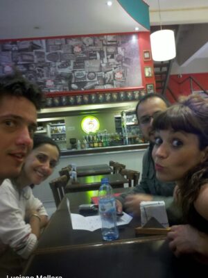 Fernanda Metilli Instagram - Encontré fotos de Enero 2012 
.
Por donde arrancamos ? 🤣 
.
Temporada de “Stand Up a toda Costa” con mis  amigos del alma @luchomellera @pablitomazzola @liomarcuss y mi amiga “Plumerete” @thelmademarchi ♥️ 
.
En algunas de las fotos estoy un poquito en pedo , pero no voy a decir en cual 
.
Lucho 👉 está x AGOTAR otro Movistar (apúrate a comprar entradas ) 
.
Pablito 👉 Está x arrancar nuevo Taller  de Stand Up (inscribite ) 
.
Thelma da clases de 🎭 en Teatro Nun (Seguila y anótate) 
.
Con Lío no hacemos más stand Up PERO SIEMPRE ESTAMOS X VOLVER 🤣