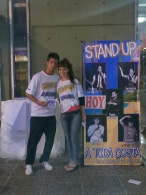 Fernanda Metilli Instagram - Encontré fotos de Enero 2012 
.
Por donde arrancamos ? 🤣 
.
Temporada de “Stand Up a toda Costa” con mis  amigos del alma @luchomellera @pablitomazzola @liomarcuss y mi amiga “Plumerete” @thelmademarchi ♥️ 
.
En algunas de las fotos estoy un poquito en pedo , pero no voy a decir en cual 
.
Lucho 👉 está x AGOTAR otro Movistar (apúrate a comprar entradas ) 
.
Pablito 👉 Está x arrancar nuevo Taller  de Stand Up (inscribite ) 
.
Thelma da clases de 🎭 en Teatro Nun (Seguila y anótate) 
.
Con Lío no hacemos más stand Up PERO SIEMPRE ESTAMOS X VOLVER 🤣