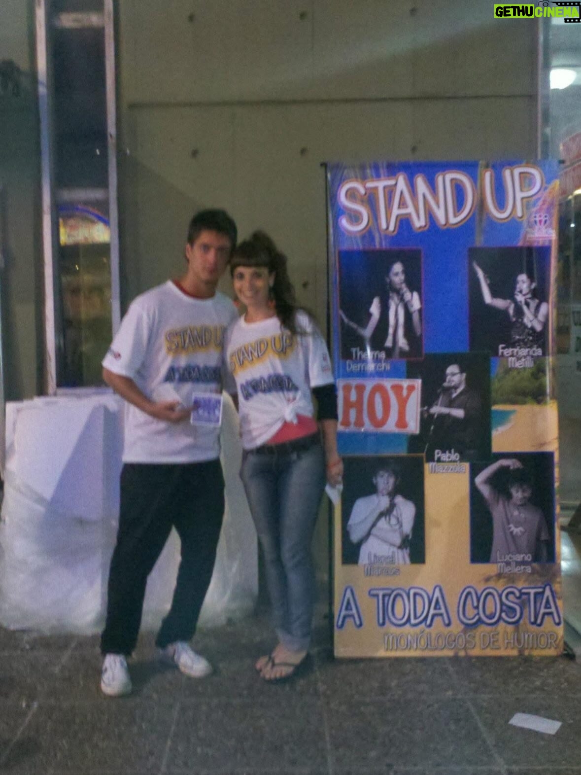 Fernanda Metilli - 51.3K Likes - Encontré fotos de Enero 2012 
.
Por donde arrancamos ? 🤣 
.
Temporada de “Stand Up a toda Costa” con mis  amigos del alma @luchomellera @pablitomazzola @liomarcuss y mi amiga “Plumerete” @thelmademarchi ♥️ 
.
En algunas de las fotos estoy un poquito en pedo , pero no voy a decir en cual 
.
Lucho 👉 está x AGOTAR otro Movistar (apúrate a comprar entradas ) 
.
Pablito 👉 Está x arrancar nuevo Taller  de Stand Up (inscribite ) 
.
Thelma da clases de 🎭 en Teatro Nun (Seguila y anótate) 
.
Con Lío no hacemos más stand Up PERO SIEMPRE ESTAMOS X VOLVER 🤣