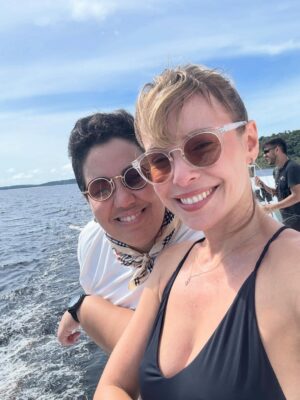 Fernanda Nobre Instagram - Eu não falo muito da Fernanda aqui, não sei muito bem o motivo porque no meu dia a dia ela faz muito parte. Penso nela o tempo todo, leio ela com frequência, falo dela pelo menos uma vez por semana. 
Estou trazendo ela aqui hoje porque acabei de chegar de Manaus e a Fernanda esteve especialmente presente nesta viagem. 
Eu fui apresentar meu espetaculo, mas foi a Fernanda Young que me levou para floresta amazônica 
A Isabela que está no vídeo deste carrossel era uma grande fã da Fernanda e quando soube que eu estava indo com a peça para Manaus, convidou a mim e toda a nossa equipe para vivermos a experiência da floresta. Ficamos hospedados no hotel @uiaraamazon e fizemos todos os seus passeios. 
Só quando cheguei lá descobri que a Fernanda era o verdadeiro link daquele convite. 
Naquele lugar, testemunhando a força da natureza, entendi que as pessoas não se vão, elas permanecem.
Fernanda tá em mim e em quem a ama como a
Isabela. 
A memória faz o passado permanecer no presente. Lembrar é ficar
