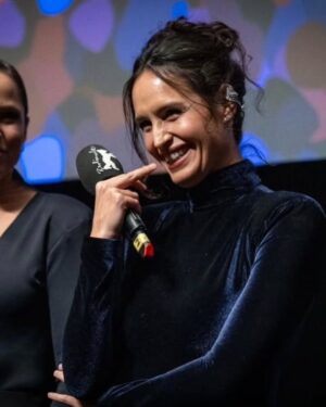 Fernanda Urrejola Instagram - ¡QUÉ GRANDES! 😍👏 El equipo detrás de la serie basada en la exitosa novela de Isabel Allende "La Casa de los Espíritus" tuvo su estreno mundial en el Festival de Cine de Berlín, Berlinale, con la proyección de los tres primeros episodios, los cuales fueron elogiados por los asistentes ❤️‍🔥

En el certamen estuvieron presentes, además de los productores del programa, Fernanda Urrejola, Francisca Alegría y Andrés Wood, y se confirmó el 29 de abril como fecha de estreno en Amazon Prime Video 📽️

¿Vas a ver la serie? ¿Qué esperas de ella? 👀

📸 @pablo.ocqueteau

#cinechileno #lacasadelosespíritus