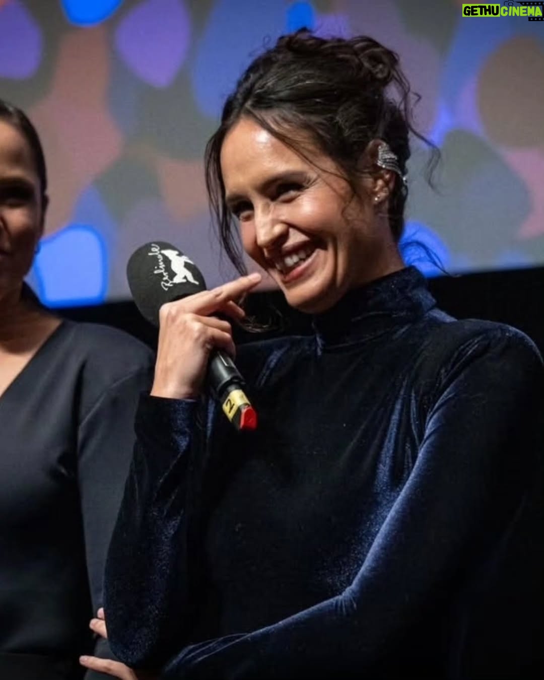Fernanda Urrejola - 9K Likes - ¡QUÉ GRANDES! 😍👏 El equipo detrás de la serie basada en la exitosa novela de Isabel Allende "La Casa de los Espíritus" tuvo su estreno mundial en el Festival de Cine de Berlín, Berlinale, con la proyección de los tres primeros episodios, los cuales fueron elogiados por los asistentes ❤️‍🔥

En el certamen estuvieron presentes, además de los productores del programa, Fernanda Urrejola, Francisca Alegría y Andrés Wood, y se confirmó el 29 de abril como fecha de estreno en Amazon Prime Video 📽️

¿Vas a ver la serie? ¿Qué esperas de ella? 👀

📸 @pablo.ocqueteau

#cinechileno #lacasadelosespíritus