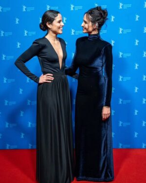 Fernanda Urrejola Instagram - ¡QUÉ GRANDES! 😍👏 El equipo detrás de la serie basada en la exitosa novela de Isabel Allende "La Casa de los Espíritus" tuvo su estreno mundial en el Festival de Cine de Berlín, Berlinale, con la proyección de los tres primeros episodios, los cuales fueron elogiados por los asistentes ❤️‍🔥

En el certamen estuvieron presentes, además de los productores del programa, Fernanda Urrejola, Francisca Alegría y Andrés Wood, y se confirmó el 29 de abril como fecha de estreno en Amazon Prime Video 📽️

¿Vas a ver la serie? ¿Qué esperas de ella? 👀

📸 @pablo.ocqueteau

#cinechileno #lacasadelosespíritus