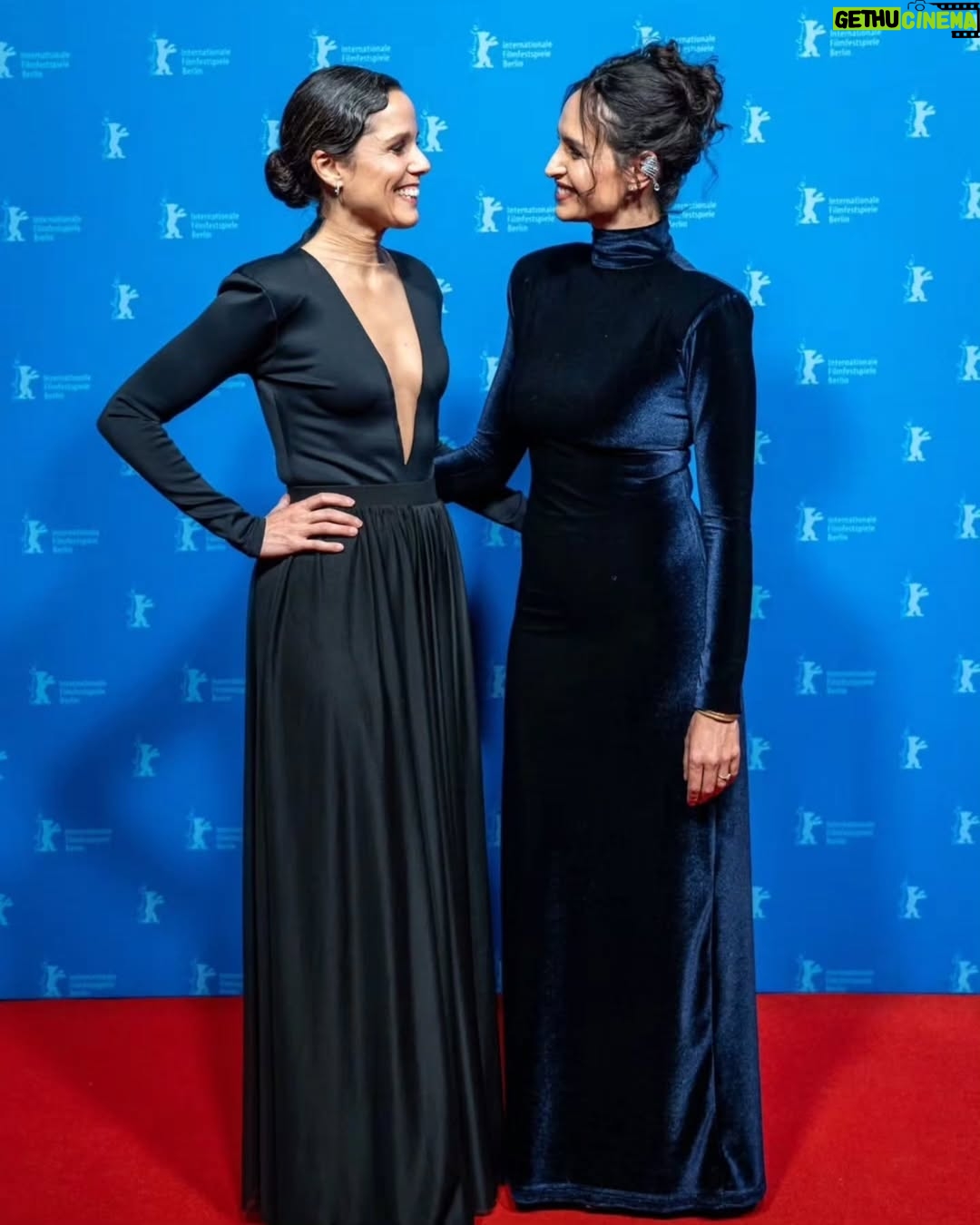 Fernanda Urrejola - 9K Likes - ¡QUÉ GRANDES! 😍👏 El equipo detrás de la serie basada en la exitosa novela de Isabel Allende "La Casa de los Espíritus" tuvo su estreno mundial en el Festival de Cine de Berlín, Berlinale, con la proyección de los tres primeros episodios, los cuales fueron elogiados por los asistentes ❤️‍🔥

En el certamen estuvieron presentes, además de los productores del programa, Fernanda Urrejola, Francisca Alegría y Andrés Wood, y se confirmó el 29 de abril como fecha de estreno en Amazon Prime Video 📽️

¿Vas a ver la serie? ¿Qué esperas de ella? 👀

📸 @pablo.ocqueteau

#cinechileno #lacasadelosespíritus