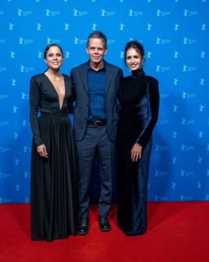 Fernanda Urrejola Instagram - ¡QUÉ GRANDES! 😍👏 El equipo detrás de la serie basada en la exitosa novela de Isabel Allende "La Casa de los Espíritus" tuvo su estreno mundial en el Festival de Cine de Berlín, Berlinale, con la proyección de los tres primeros episodios, los cuales fueron elogiados por los asistentes ❤️‍🔥

En el certamen estuvieron presentes, además de los productores del programa, Fernanda Urrejola, Francisca Alegría y Andrés Wood, y se confirmó el 29 de abril como fecha de estreno en Amazon Prime Video 📽️

¿Vas a ver la serie? ¿Qué esperas de ella? 👀

📸 @pablo.ocqueteau

#cinechileno #lacasadelosespíritus