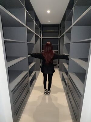 Fidji Ruiz Instagram - 🔑🏠♥️📦ON DEMENAGE DANS LE QUARTIER DE MES RÊVES ! Suivez nos aventures sur snap : fidji_tv @anasofficiel_
